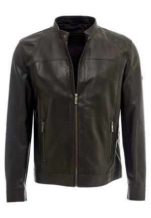 Ruskea nahkatakki, jossa on pystykaulus, vetoketjusuljenta sekä reikäillityt yksityiskohdat harteilla ja rinnassa. Takissa on myös kaksi vetoketjullista sivutaskua.