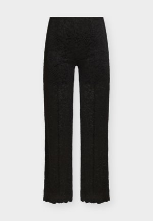 Μαύροι παντελόνια με υψηλή μέση και ίσια γραμμή, με επικάλυψη από δαντέλα με λουλουδάτο μοτίβο και κυματιστά τελειώματα σε λευκό φόντο.