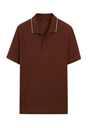 Polo marron en coton, avec une patte de boutonnage à deux boutons, un col blanc contrastant et des manches courtes dans une coupe classique.
