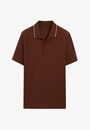 Brun polo i bomuld med to-knaps pløk, hvid accent-krave og korte ærmer med klassisk pasform.