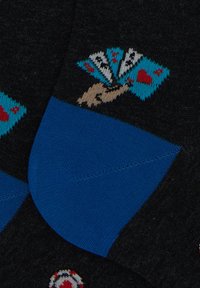 Calzini neri con un risvolto blu, caratterizzati da grafiche divertenti di mani che tengono carte con cuori e accenti blu, design lavorato a maglia.
