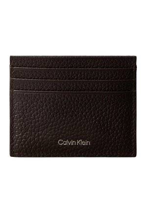 Mørkebrun struktureret læder kortholder med tre kortlommer og Calvin Klein-logo præget i sølv foran.
