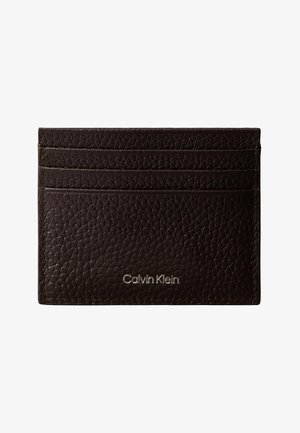 Mørkebrun struktureret læder kortholder med tre kortlommer og Calvin Klein-logo præget i sølv foran.