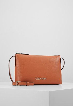 Calvin Klein, Sac bandoulière - brown