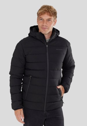 Svart vadderad jacka med dragkedja fram, huva och sidofickor; har quiltade sektioner och en logotyp på bröstområdet.