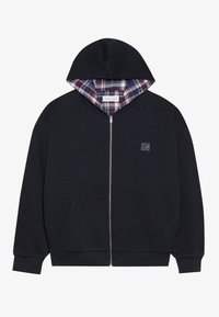 Sudadera negra con cremallera, con una capucha forrada de cuadros, que cuenta con dos bolsillos frontales y un pequeño logo en el pecho. Material suave y puños acanalados.