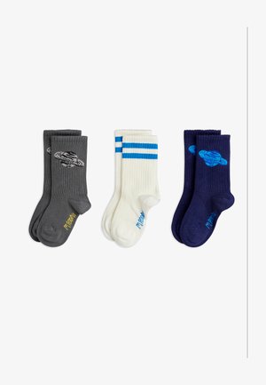 Drei Paar Kindersocken: dunkelgrau mit einem Planeten, weiß mit blauen Streifen und marineblau mit einem blauen Planetendesign.