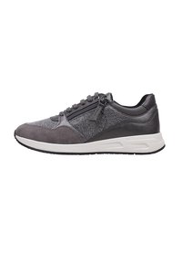 Sneaker grigia con tessuto testurizzato e dettagli in pelle liscia, dotata di chiusura con zip e lacci, e di una suola intermedia bianca con suola nera.