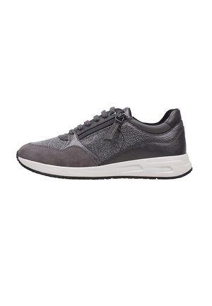 Baskets grises avec tissu texturé et accents en cuir lisse, dotées d'une fermeture éclair et de lacets, et d'une semelle intermédiaire blanche avec une semelle extérieure noire.