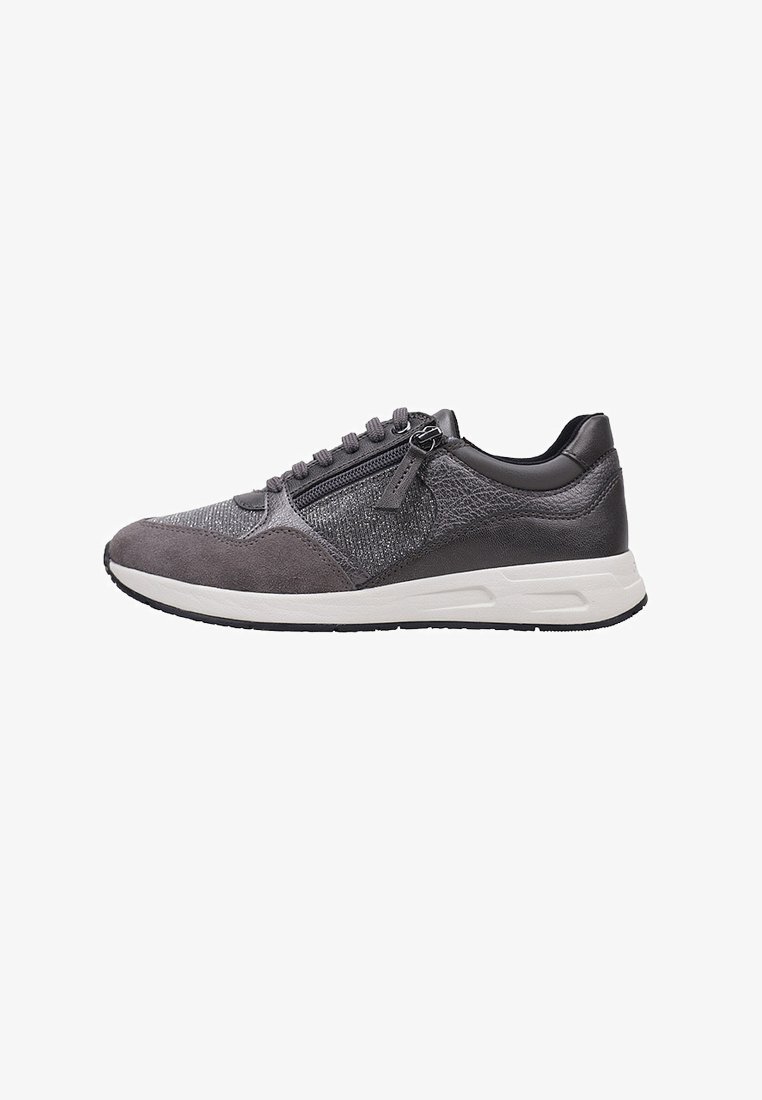 Sneaker grigia con tessuto testurizzato e dettagli in pelle liscia, dotata di chiusura con zip e lacci, e di una suola intermedia bianca con suola nera.