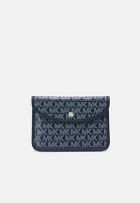 Portefeuille rectangulaire bleu marine avec motif répété du logo MK et fermeture par bouton-pression circulaire doré sur le rabat avant.