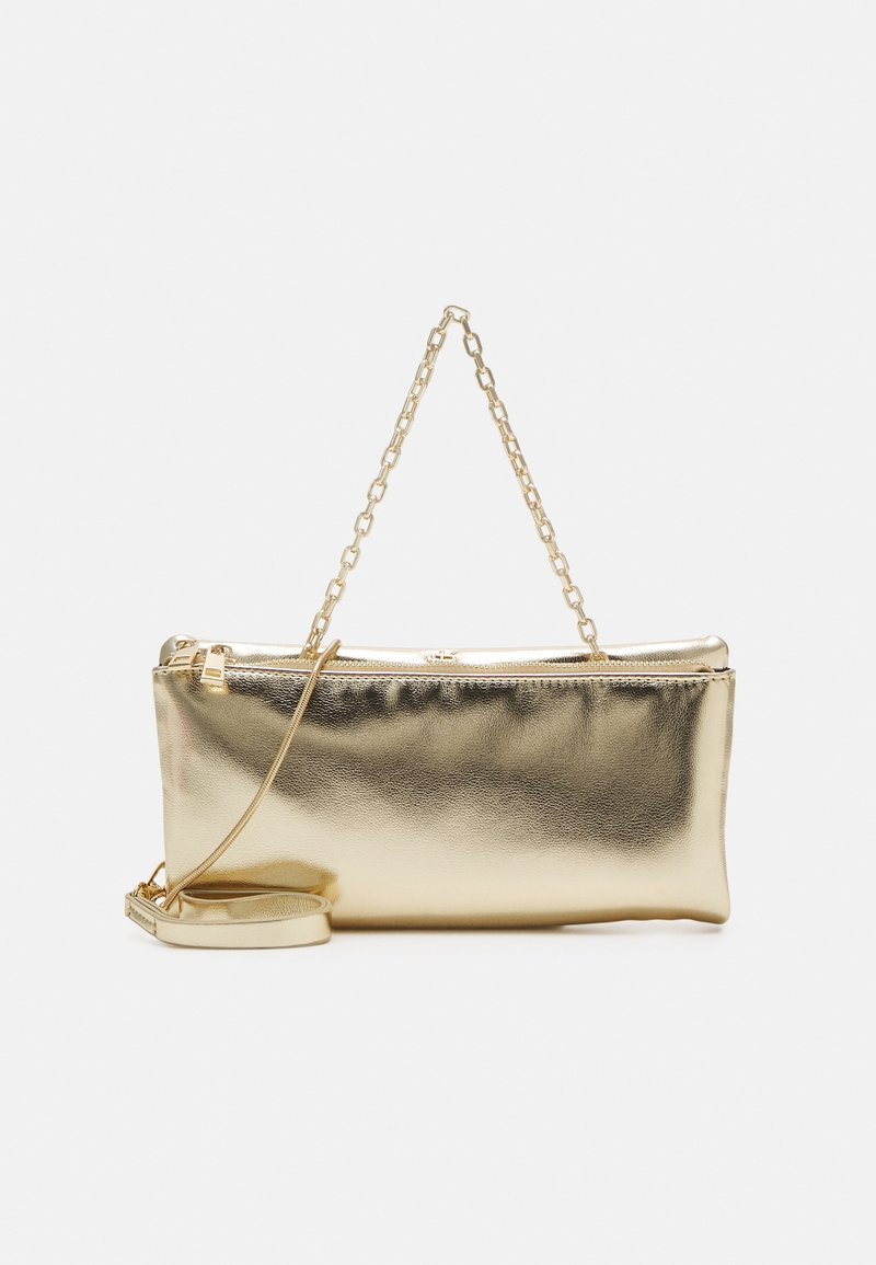 Petit sac à main rectangulaire brillant doré avec une poignée chaîne dorée et une fine bandoulière dorée sur un fond uni.