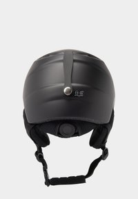 Zwarte helm met een gladde, matte afwerking. Voorzien van ventilatiegaten, een centrale verstelriem en gevoerde oorbescherming. Veiligheidscertificaatlabel zichtbaar.