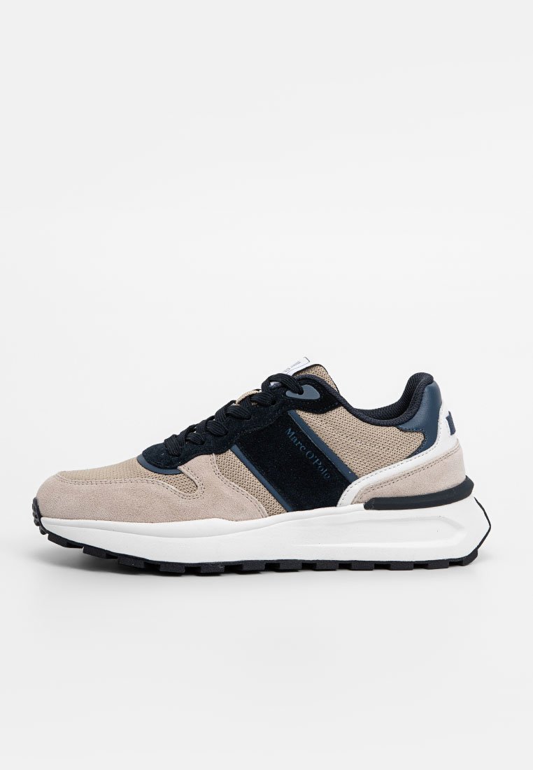 Beige en marineblauwe sneaker met een mix van suède en mesh materialen. Heeft een vetersluiting, een witte tussenzool en een gestructureerde zwarte buitenzool.