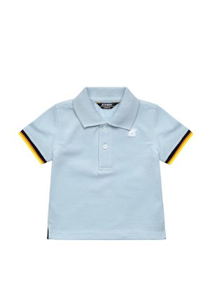 Polo shirt azzurro chiaro a maniche corte con colletto, dotato di una patta con tre bottoni e dettagli a righe multicolori sulle maniche.