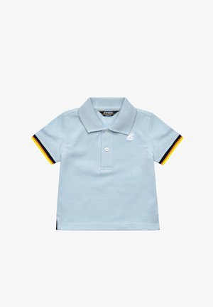 Polo shirt azzurro chiaro a maniche corte con colletto, dotato di una patta con tre bottoni e dettagli a righe multicolori sulle maniche.