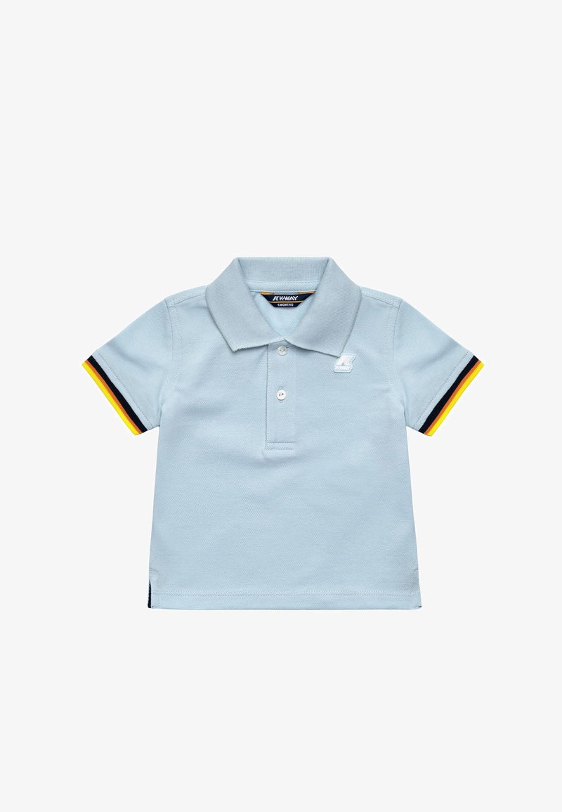 Polo shirt azzurro chiaro a maniche corte con colletto, dotato di una patta con tre bottoni e dettagli a righe multicolori sulle maniche.