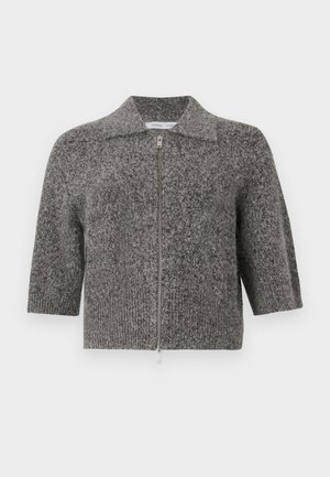 Hallitatud hallist kudumist lühikeste varrukatega kardigan, millel on krae ja ees metallist tõmblukuga sulgemine, esitleb valgel taustal.