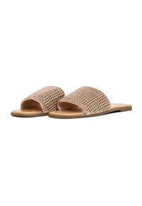 Avoimet varpaat liukas sandaalit, joissa on litteä pohja. Yläosa on päällystetty kimaltavilla vaaleanpunakullalla, ja siinä on sileä beige jalkapeti.