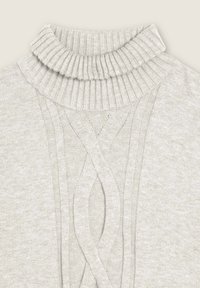 Pull en maille gris clair avec un col montant à côtes, présentant un motif de câbles unique sur le devant et une finition douce et texturée.