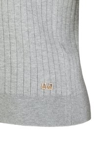 Grijze geribbelde trui met een zachte textuur. Voorzien van een logo met gouden accenten aan de zoom en een slim fit ontwerp voor een strakke uitstraling.