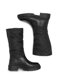 Čierne čižmy s prešívaným nylónovým zvrškom a hladkým koženým spodkom, so robustnou gumovou podrážkou a textúrovanými detailmi na holeni.