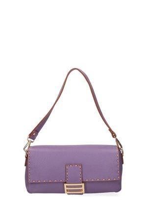 Sac à main en cuir violet au toucher lisse, doté de quincaillerie dorée et d'une accent en couture. Comprend une bandoulière amovible marron.