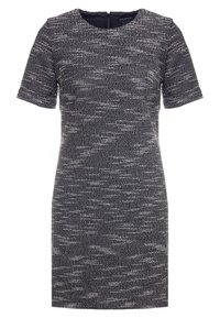 Kortärmad klänning i texturerat svartvitt tyg med rund halsringning och dold dragkedja baktill, med en figurnära silhuett.