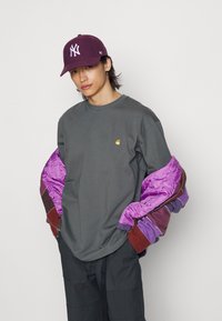 Carhartt WIP CHASE - T-shirt básica - thyme/gold