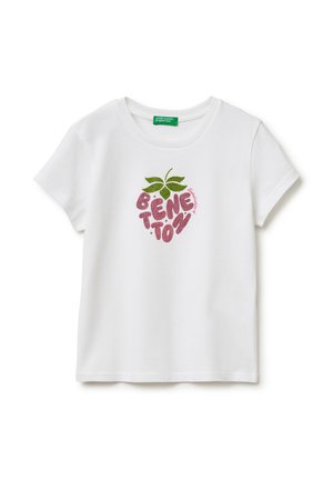 Camiseta blanca de manga corta con cuello redondo, con un gráfico de fruta rosa brillante con hojas verdes y el texto "Benetton."