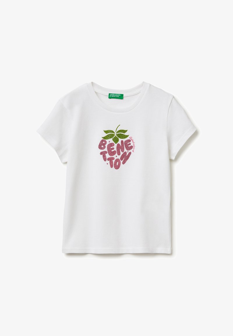 Biały t-shirt z krótkim rękawem i okrągłym dekoltem, zdobiony błyszczącą różową grafiką owocu z zielonymi liśćmi oraz napisem "Benetton".