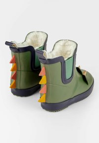 Botas de goma verdes hasta el tobillo con forro de felpa; presenta acentos de triángulos coloridos en la parte trasera y una suela negra con protuberancias para mayor tracción.