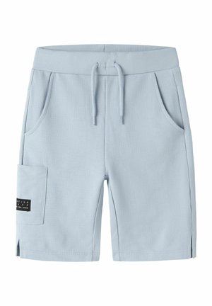 Lichtblauwe casual korte broek met steekzakken aan de zijkant, een tailleband met trekkoord en een klein zwart patch-label op de linker broekzak.