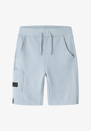 Jasnoniebieskie, casualowe szorty z bocznymi kieszeniami, pasem na sznurek i małą czarną naszywką na kieszeni na lewym udzie.