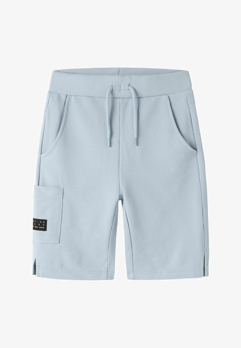 Ανοιχτό μπλε casual σορτς με πλαϊνές τσέπες, ελαστική μέση με κορδόνι και μικρή μαύρη ετικέτα στην τσέπη του αριστερού ποδιού.