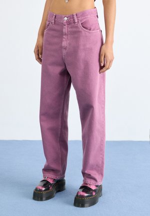 BRANDON PANT - Široke kavbojke - dusty fuchsia