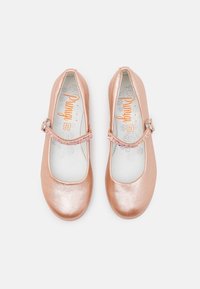 Różowe metaliczne baletki z okrągłym noskiem, błyszcząca pasek oraz miękka wkładka z kwiatowym wzorem.