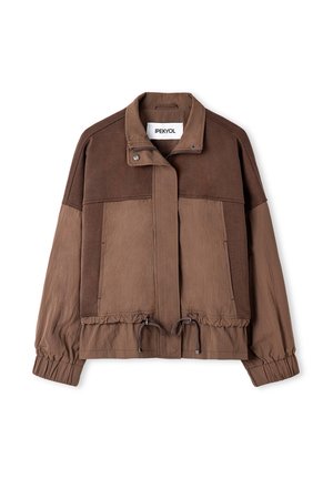 Chaqueta marrón con un cuello estructurado, cierre de cremallera y puños elásticos. Presenta una mezcla de materiales texturizados y cordones ajustables en el dobladillo.