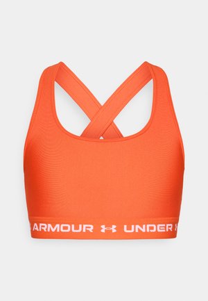 Sutien desportivo laranja com um design cruzado nas costas, feito de material suave. Apresenta uma faixa com logótipo branco ao longo da parte inferior. Textura lisa.