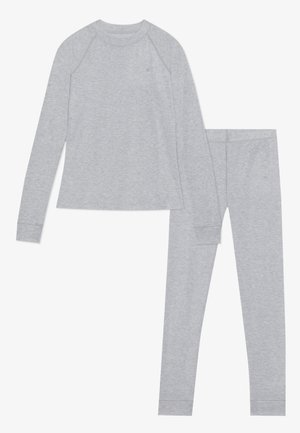 Lichtgrijze lange mouwen top en bijpassende leggings plat neergelegd, gemaakt van zacht breiwerk met ribbels bij de manchetten en de tailleband.