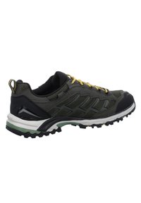 Scarpa da trekking verde scuro con parte superiore in rete, punta in gomma, accenti gialli e suola robusta per la trazione. Presenta un'etichetta di estrazione e design con lacci.