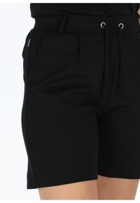 Sorte shorts lavet af blødt stof; har en elastisk talje med snore, to sidelommer og en slim fit design.