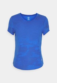 Kortärmad blå t-shirt, strukturerad tyg med ett subtilt mönster, rund halsringning, mjukt material och avslappnad passform.