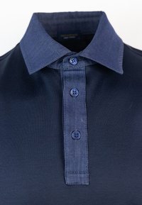 Polo shirt blu navy con colletto in stile denim e chiusura a tre bottoni. Realizzato in un tessuto liscio, con una sottile lucentezza e senza motivi visibili.