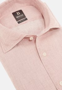 Camicia in lino rosa chiaro con colletto classico, caratterizzata da un design a vestibilità regolare, due bottoni e un'etichetta con il marchio all'interno del colletto.
