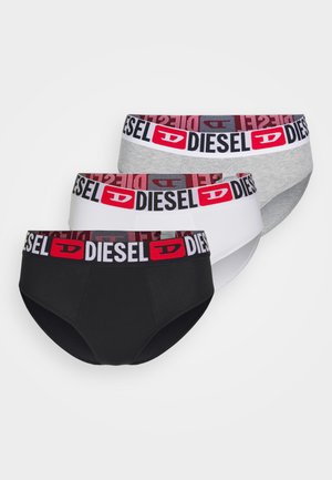Tre par med Diesel undertøy i svart, grått og hvitt stoff. Hver par har en bred elastisk midjebånd med en dristig rød logo.