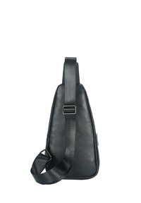 Sac en bandoulière noir en cuir avec une surface texturée, une forme anguleuse, une bandoulière réglable et une poche zippée sur le côté.