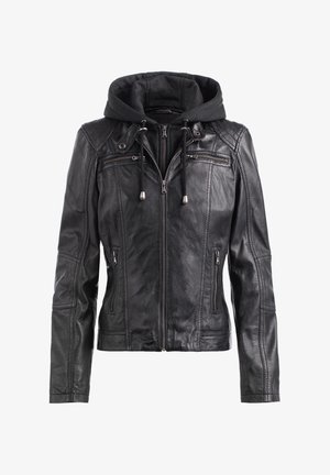 Zwart leren jack met een capuchon, ritssluiting aan de voorkant en twee zijzakken; beschikt over gewatteerde schouderaccenten en verstelbare koorden.