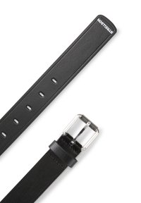 Zwarte leren horlogeband met zilverkleurige gesp, voorzien van meerdere gaatjes voor maatverstelling, geëtst logo en een gladde textuur.