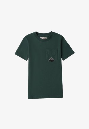 T-shirt in cotone verde con scollo rotondo, maniche corte e tasca sul petto con un patch triangolare nero. Design semplice e monocromatico.